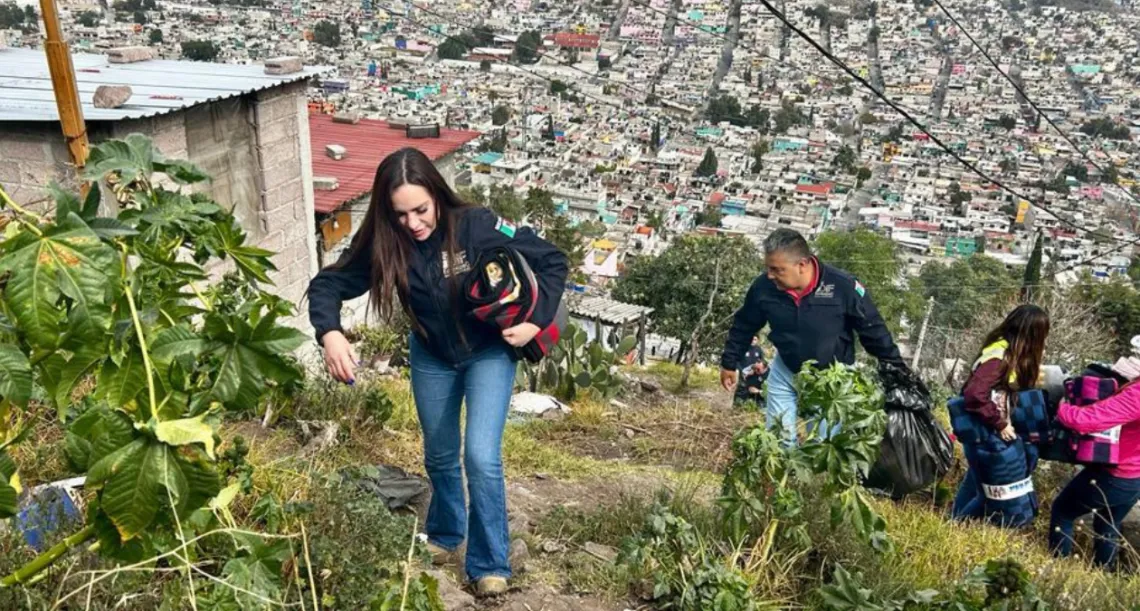 Esmeralda Vallejo entrega 2 mil cobertores en comunidades de la Sierra de Guadalupe