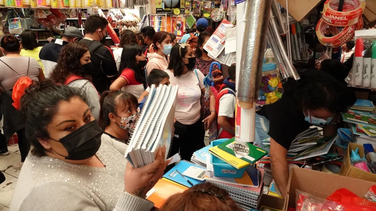 Ciclo escolar ya inició, padres aún padecen por gastos de compra de útiles