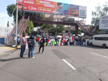 Bloqueo de trabajadores del IMSS provoca movilización en Naucalpan