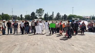 Un grupo de inconformes llegó a la explanada con mantas y cartulinas.