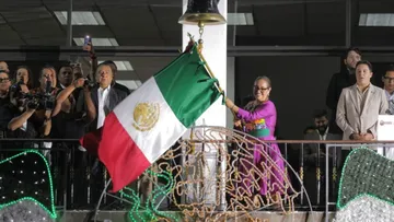 Azucena Cisneros resalta la defensa de la soberanía al dar el Grito de Independencia