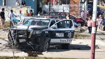 Patrulla sin frenos choca con dos vehículos en Tultitlán