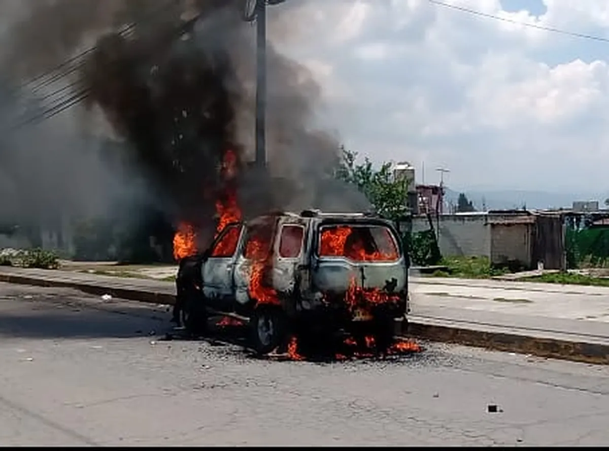 La turba enardecida retuvo a los agentes