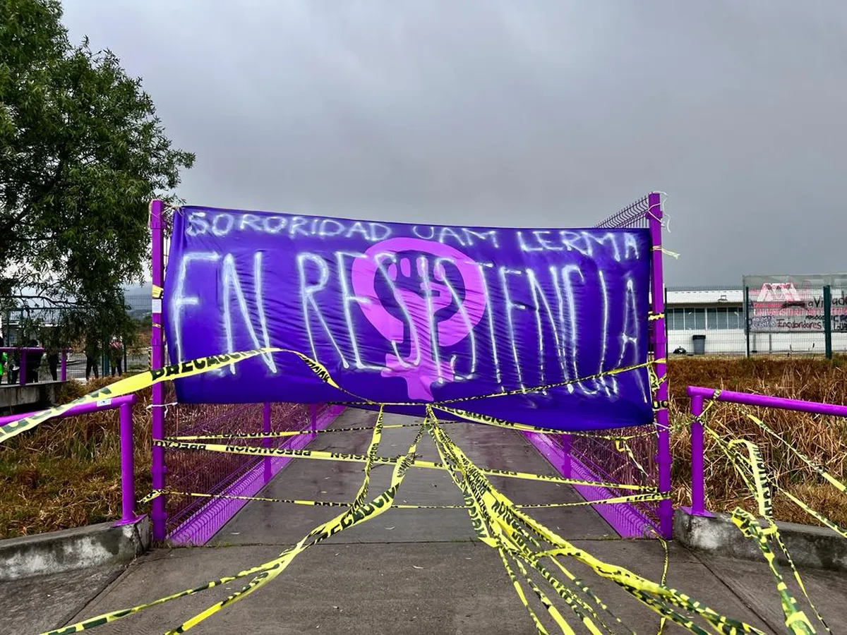 Paristas de la UAM-Lerma realizan tendedero de denuncias