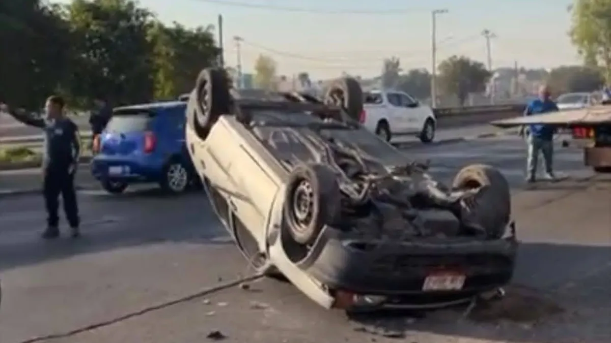 La circulación presentó afectaciones temporales durante las labores de auxilio y el retiro del vehículo.