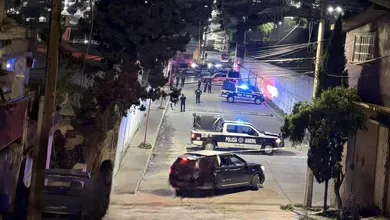 Elementos de la policía municipal arribaron al lugar y procedieron a acordonar la zona para preservar la escena del crimen.