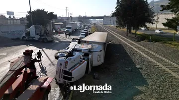 (VIDEO) Se registra volcadura de un tráiler en la Toluca-Palmillas