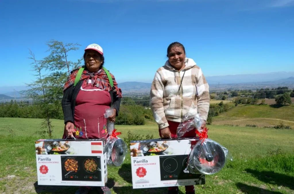 Apoyan Almoloya de Juárez y GEM economía de familias de escasos recursos con estufas ecológicas