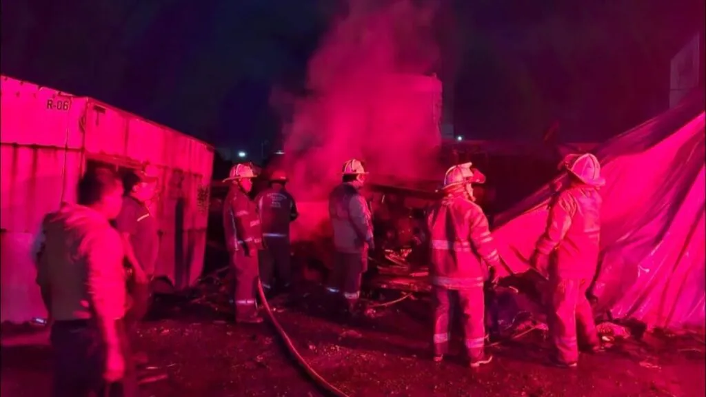 Autoridades comienzan investigación tras incendio en chatarrera en San Mateo Atenco