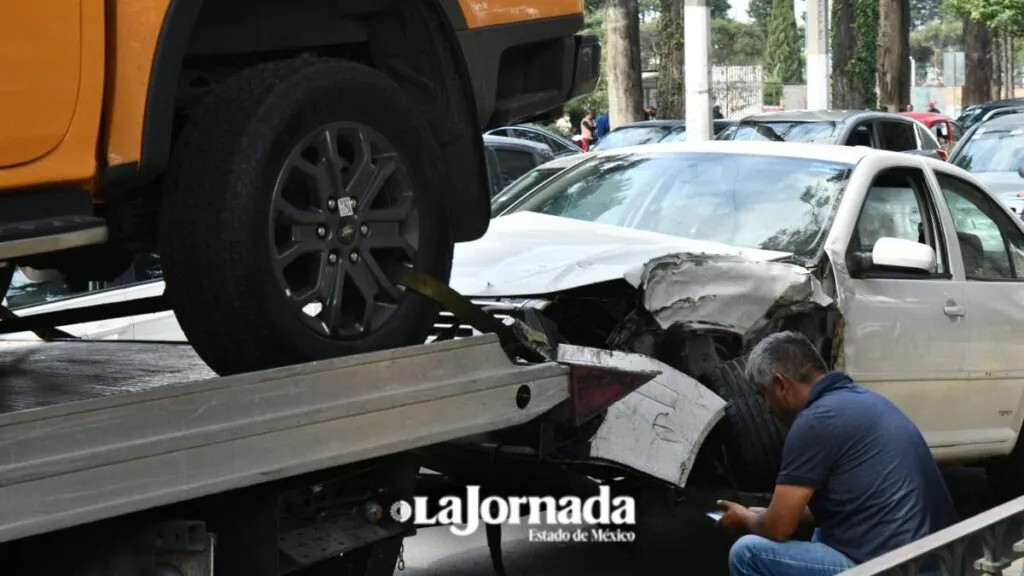 Toluca: Reportan accidente vehicular en Colón