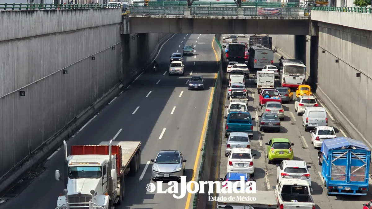 Camión de volteo descompuesto genera fuerte tráfico en Alfredo del Mazo