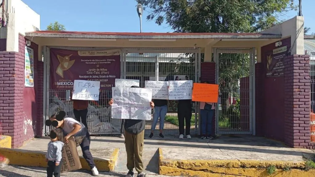 Madres de familia protestan contra directora de Jardín de Niños en Naucalpan