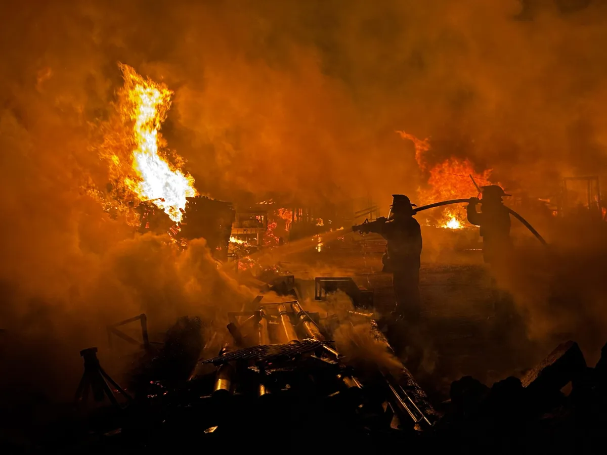 Fuerte incendio en Teoloyucan moviliza a cuerpos de emergencia de varios municipios