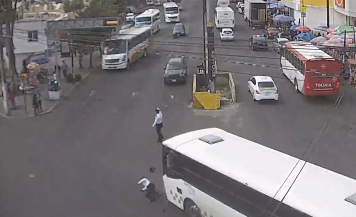 Video/Autobús atropella a policía en zona de la Terminal Toluca