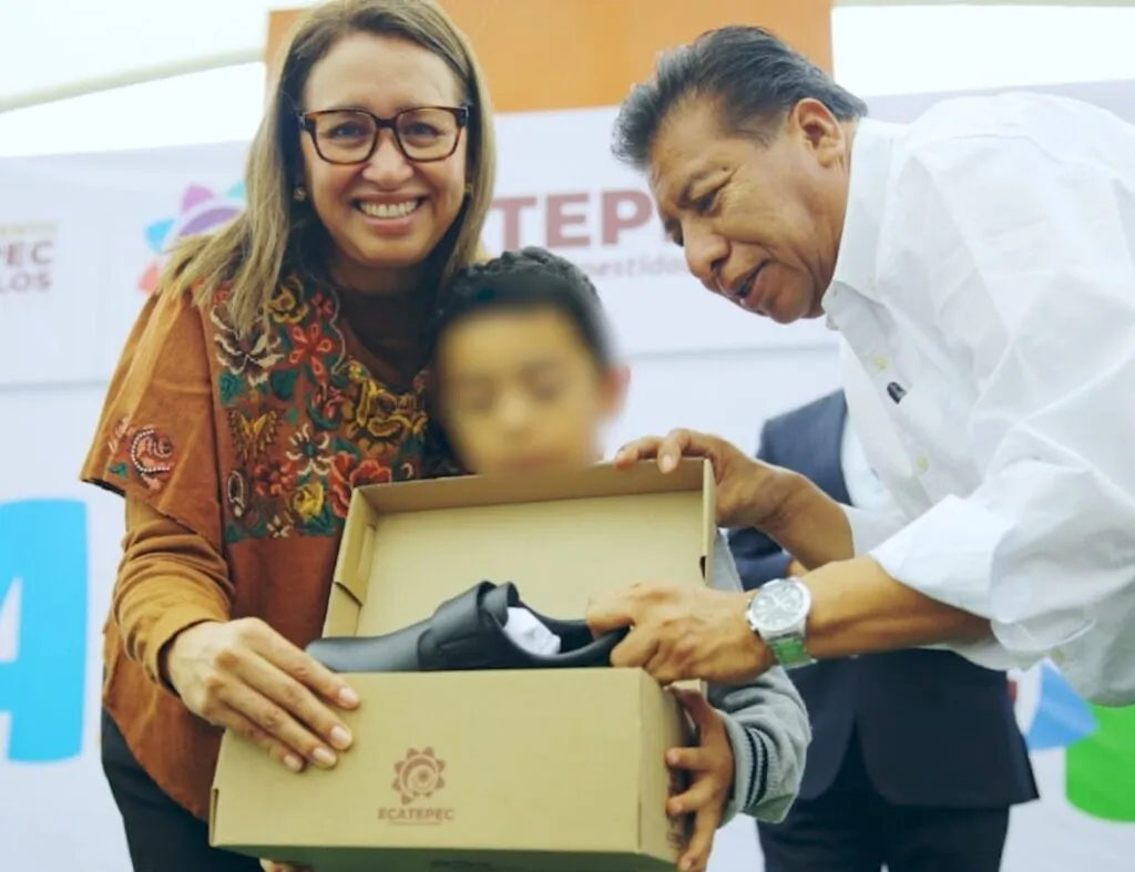 Azucena Cisneros atiende las causas de la inseguridad con bienestar: Entrega 800 pares de zapatos a estudiantes de Ecatepec