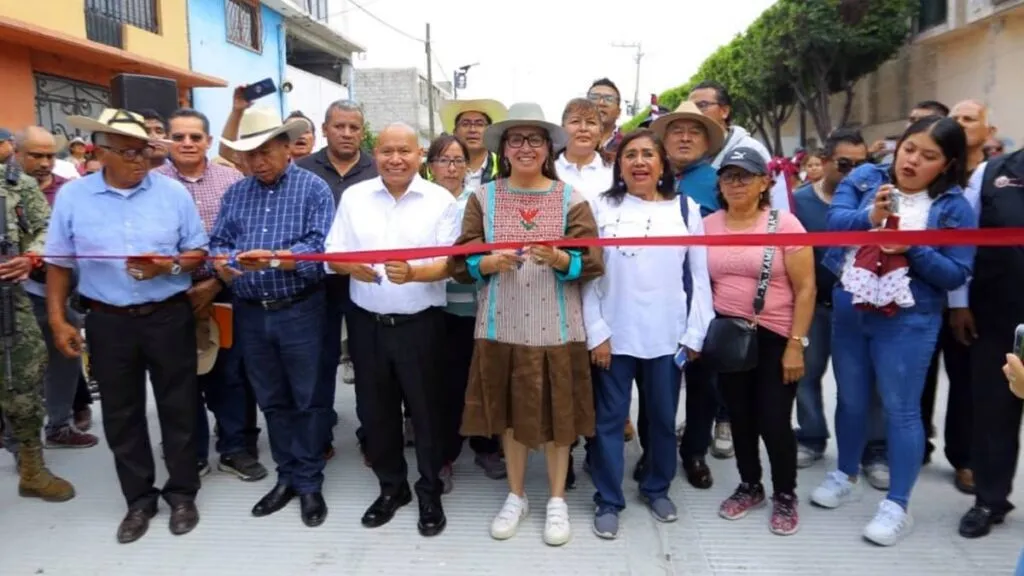 Azucena Cisneros repavimentación con concreto hidráulico de Avenida Ejido