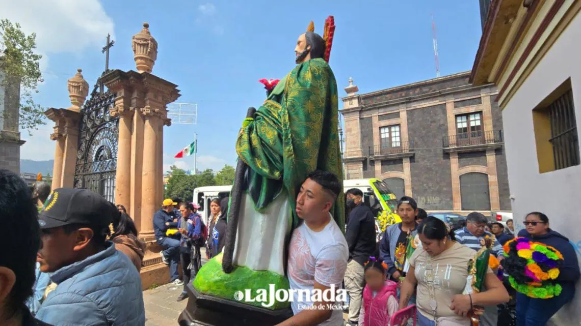 Devotos de San judas Tadeo acuden a la Santa Veracruz en Toluca