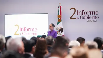 La presidenta Claudia Sheinbaum presenta los resultados económicos durante su Segundo Informe de Gobierno en Palacio Nacional.