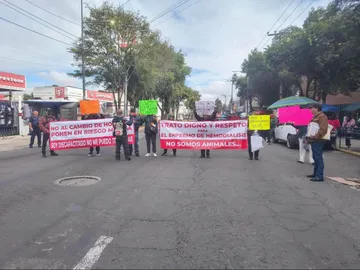 Pacientes denuncian falta de insumos en clínica del IMSS y bloquean avenida Gustavo Baz
