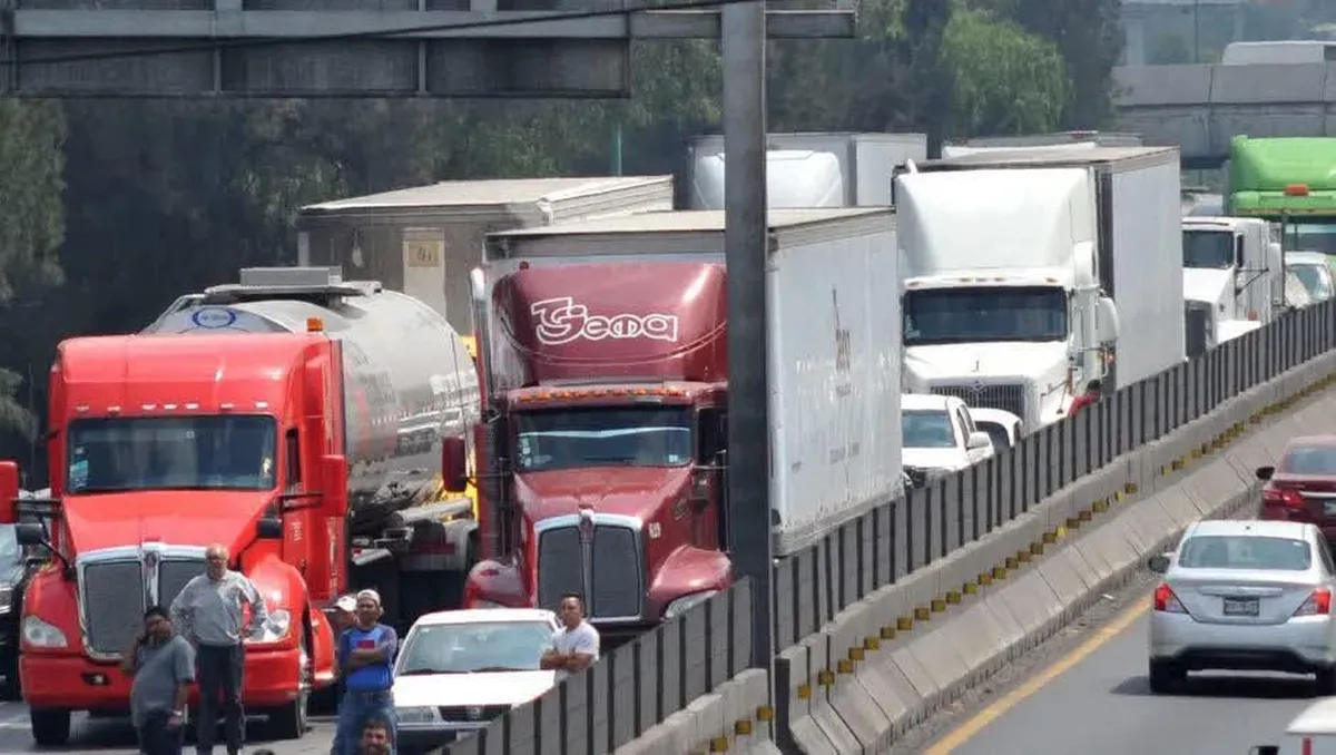 Transportistas bloquean la México–Querétaro en Soyaniquilpan: Exigen frenar secuestros y localizar a dos líderes desaparecidos