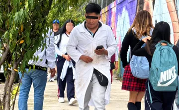 Vecinos retienen a sujeto que grababa a alumnas de la Preparatoria 30 en Chalco