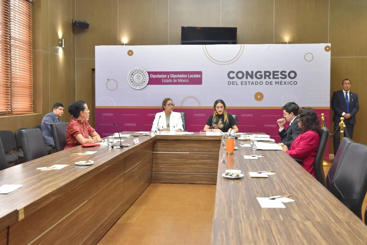 Plantean curriculum ciego para revertir brecha salarial de mujeres