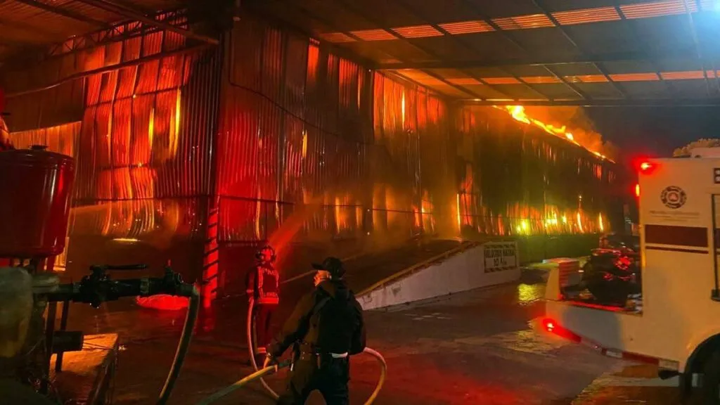 Incendio en fábrica de Ixtapaluca moviliza a cuerpos de emergencia