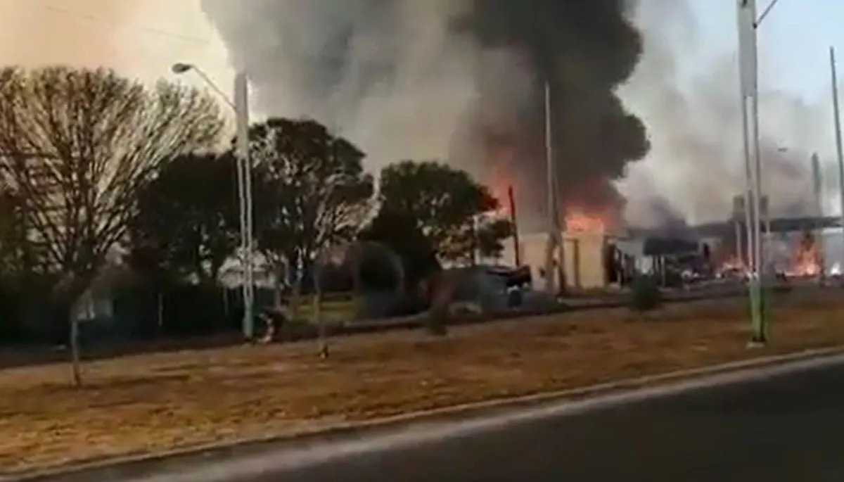 (VIDEO) Captan en video una explosión en gasolinera de Tula