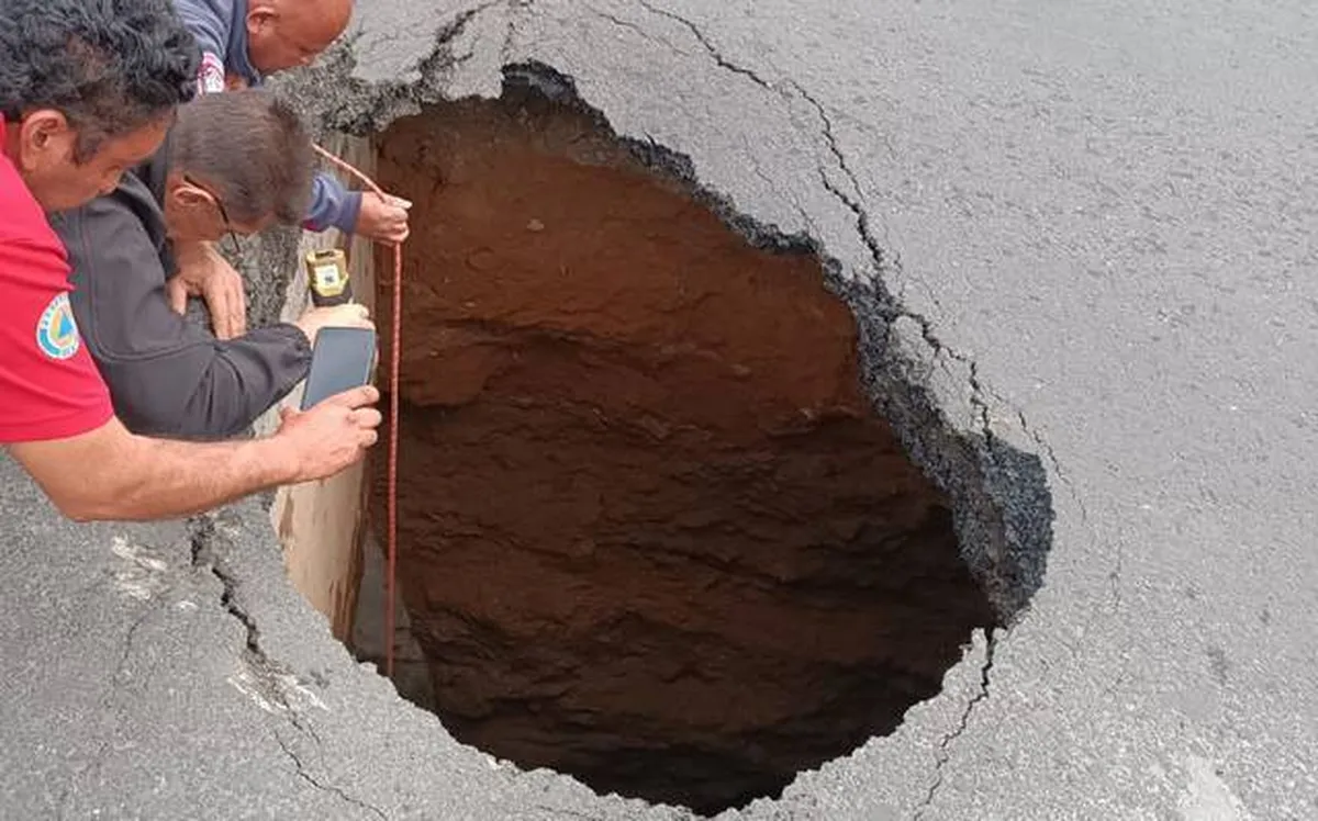 Aparece socavón de dos metros en Tlalnepantla