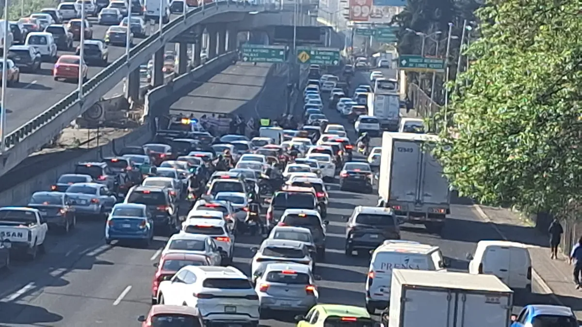 Manifestantes bloquean el Periférico Norte con dirección a la Ciudad de México, piden a las autoridades no se les trate como delincuentes.
