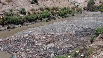SAPASA retira basura del vaso regulador Moritas I para prevenir inundaciones