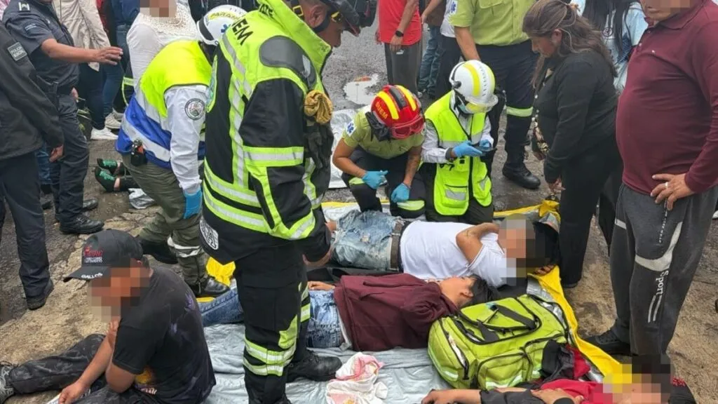 Rayo cae en Santiago Tlacotepec y deja 7 lesionados; autoridades atienden el caso