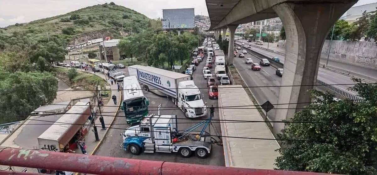 México-Querétaro: Bloquean transportistas en las laterales de la autopista