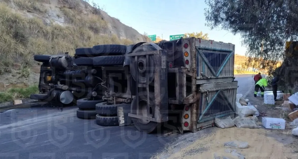 ¡Camión de carga sale de la autopista Chamapa-Lechería!