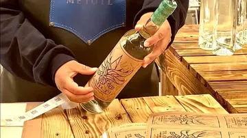 Botella de pulque destilado premiado