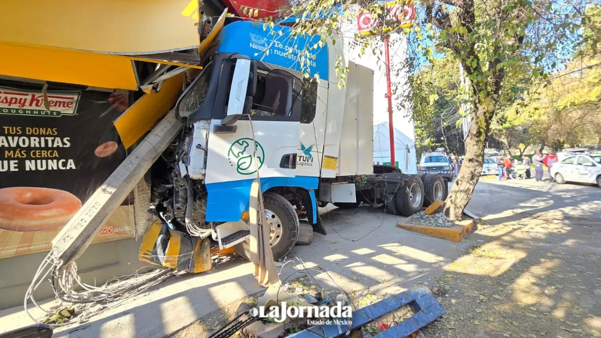 Se registra choque de tráiler sobre Tollocan