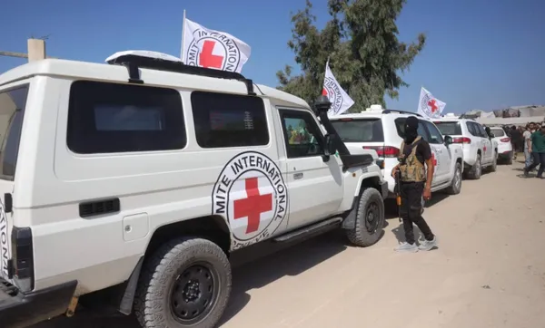 Cruz Roja recibe cuerpos de rehenes israelíes entregados por Hamas en Gaza.