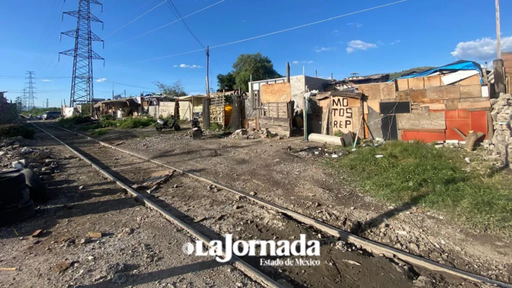 Mujer invidente vive en la calle tras desalojo en zona federal de Neza