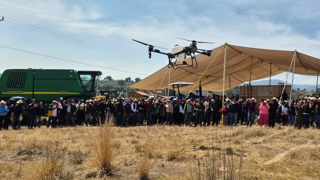 Moderniza Adolfo Solís el campo de Almoloya de Juárez con entrega de tractor, dron agrícola y cosechadora