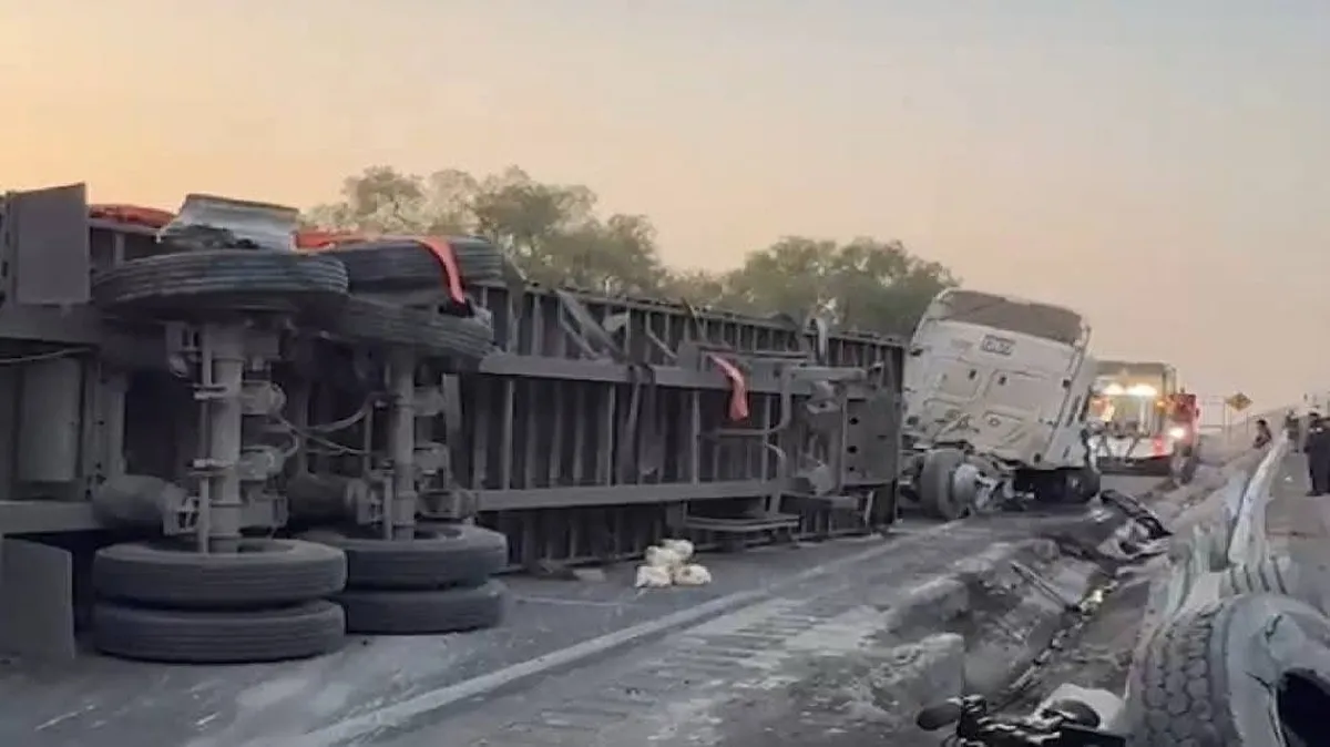 Vuelca tráiler que transportaba gallinas en Ecatepec
