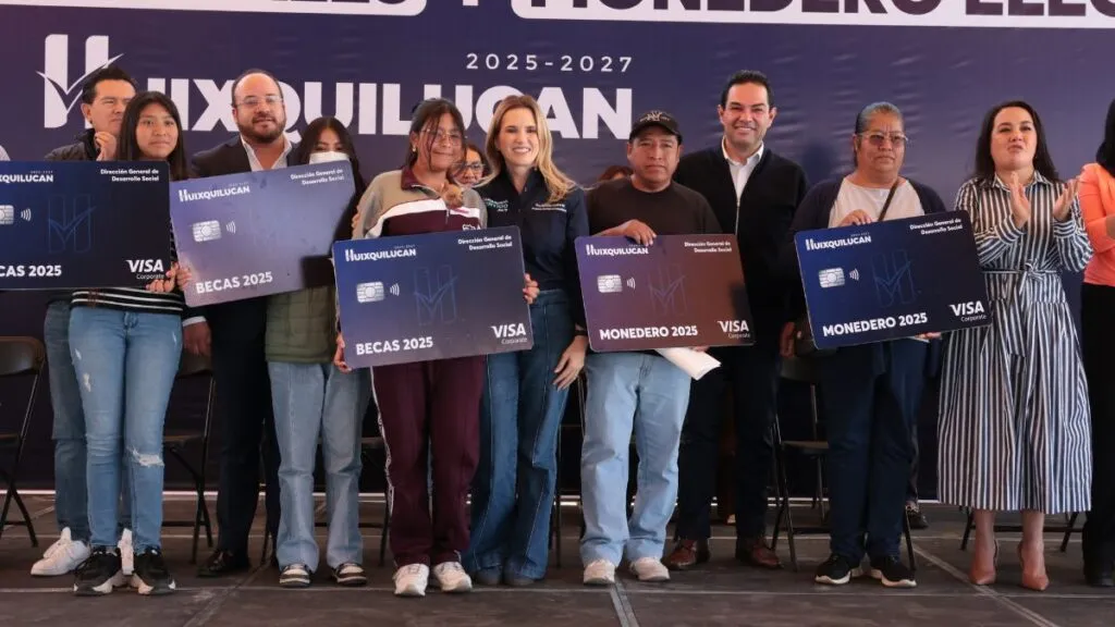 Huixquilucan continúa la entrega de más de 14 mil monederos electrónicos y becas municipales