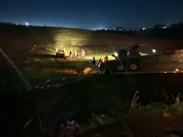 Tráiler vuelca en la Toluca-Ixtlahuaca y pobladores saquean la carga