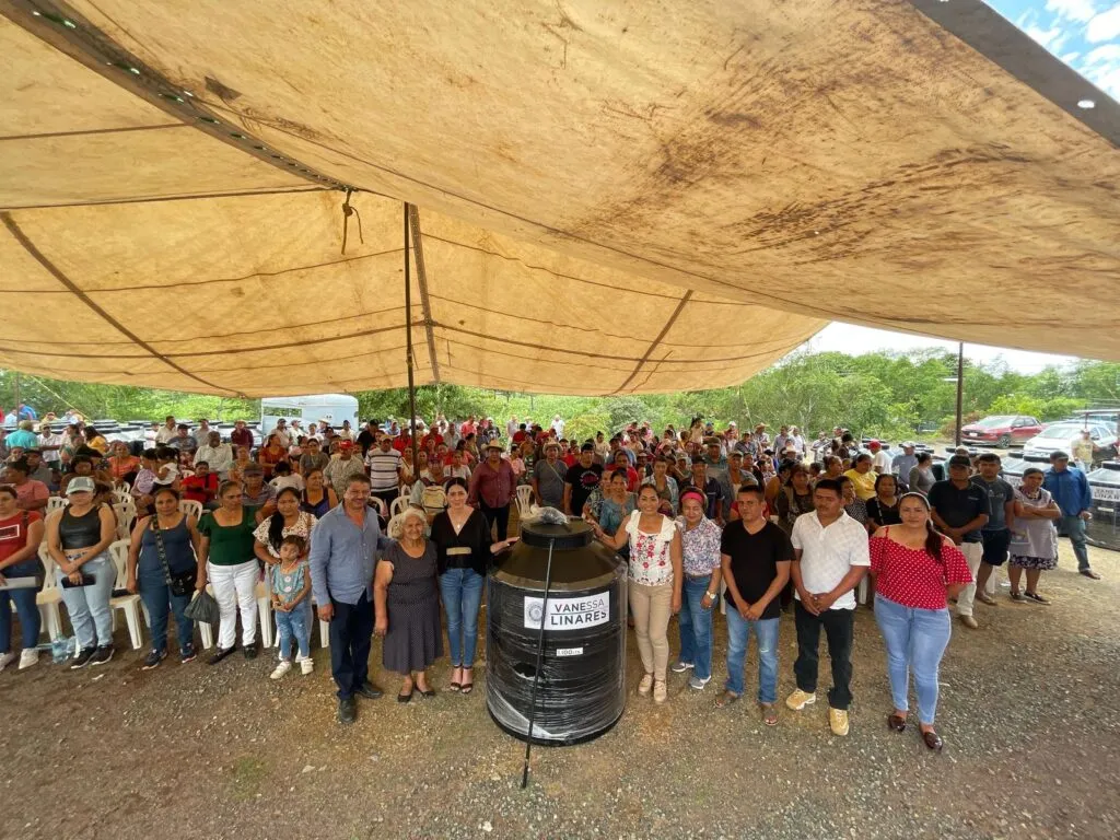 Entrega Diputada Vanessa Linares mil tinacos en Amatepec para mejorar acceso al agua