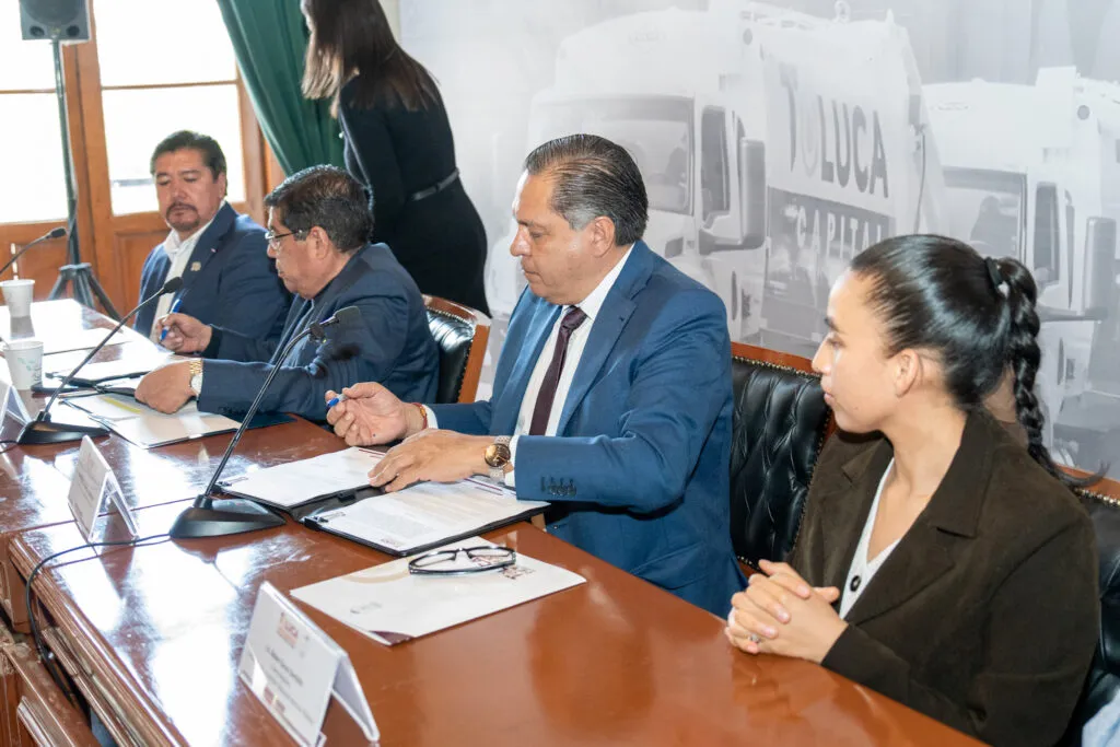 Firma Ricardo Moreno convenio histórico con Central de Abastos y anuncia alumbrado público renovado