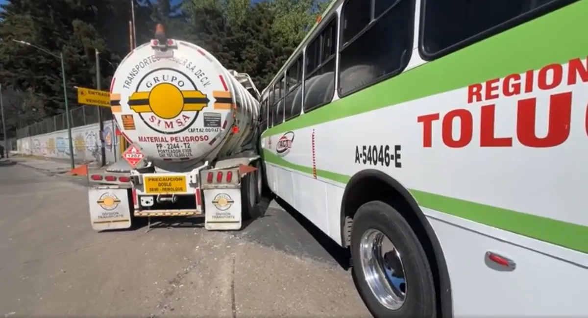 Unidades de emergencia también llegaron al lugar de los hechos para atender a los posibles afectados.