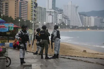 Con el objetivo de auxiliar a la población afectada por el meteoro, la Sedena repartió en diferentes contingentes a sus soldados. Foto Especial