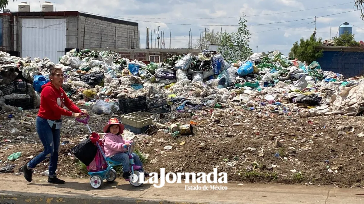 Vecinos advierten riesgo sanitario por acumulación de basura en Chicoloapan