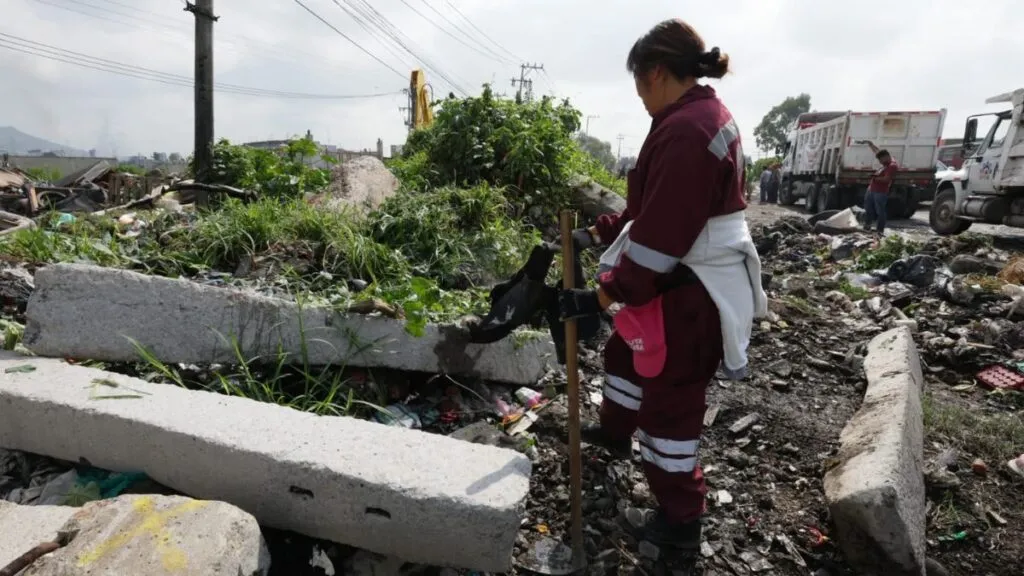 Ecatepec retira viviendas irregulares junto a las vías del tren