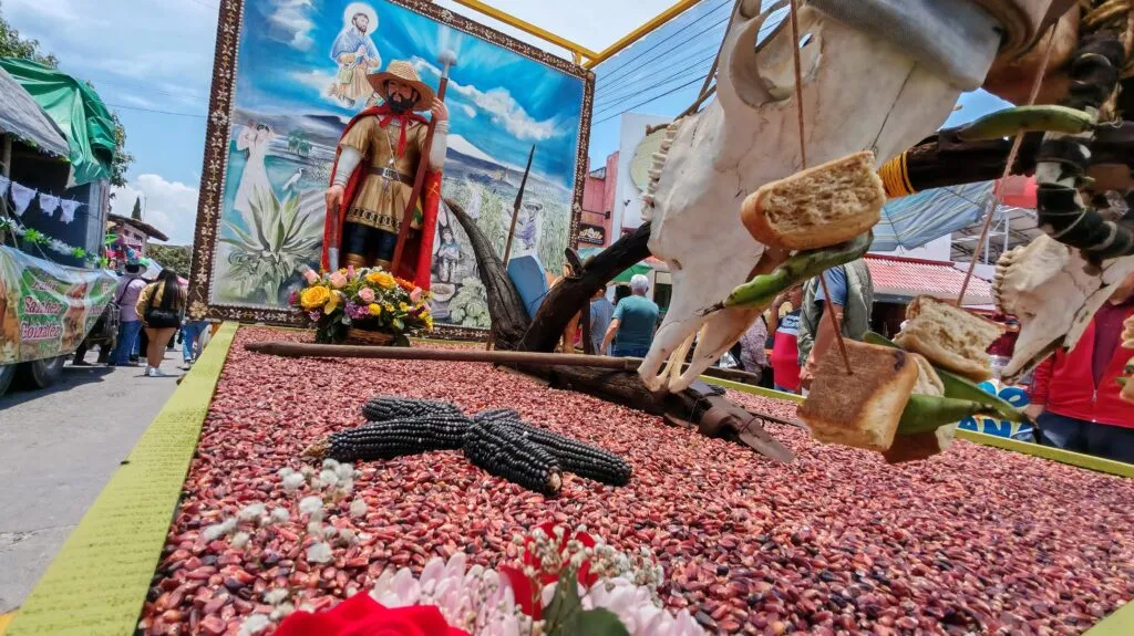 Conmemoran en Metepec el Paseo de San Isidro Labrador; participan más de 800 contingentes