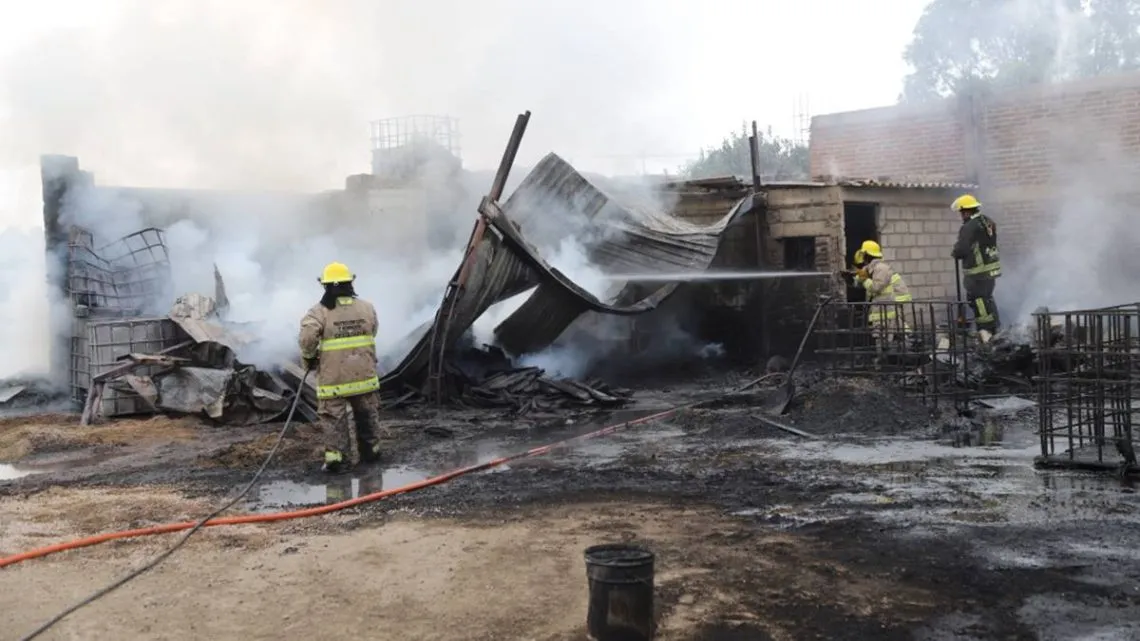 Chicoloapan: arde depósito de plásticos